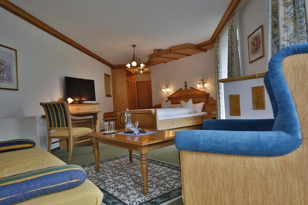 Romantik Resort & Spa Der Laterndl Hof Haldensee Room photo